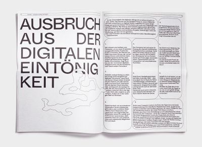 Aufgeschlagenes Magazin. Links eine abstrakte Zeichnung und Überschrift in Großbuchstaben: Ausbruch aus der digitalen Eintönigkeit. Rechts Fließtext in vielen kurzen Absätzen