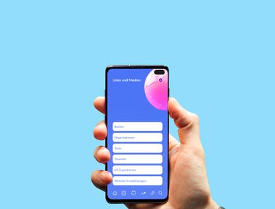 Hand hält Smartphone mit Screenshot.  Hintergrund tiefblau. Titel: Links und Medien. Darunter Rendering eines pinken Globus. Darunter 6 Menüpunkte: Bücher / ORganisationen / Tools / Tutorials / UX Expert:innen / Website-Empfehlungen. Darunter Menüleiste mit 6 Icons.