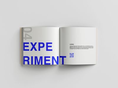 Aufgeschlagenes Buch. Überschrift: Experiment 04, darunter kleiner: Luka. Darunter Fließtext und QR-Code