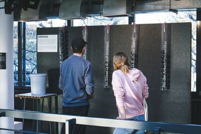 Zwei junge Menschen betrachten ein Austellungsstück.