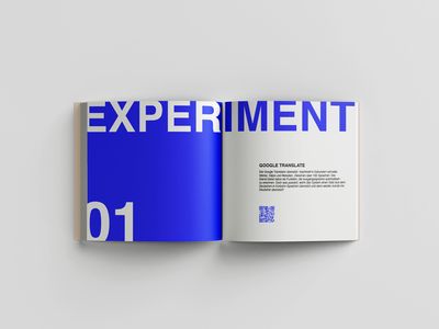 Aufgeschlagenes Buch. Überschrift: Experiment 01, darunter kleiner: Google Translate. Darunter Fließtext und QR-Code