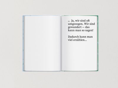 Aufgeschlagenes Buch, in großer Schrift: Ja, wir sind oft umgezogen. Wir sind gewandert - das kann man so sagen! / Dadurch kann man viel erzählen...