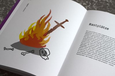 Buch im Anschnitt. Links Cartoon-Zeichnung eines Lagerfeuers mit rostigem Schwert, Schädel und Knochen. Rechts Überschrift 'Rastplätze', darunter Fließtext.