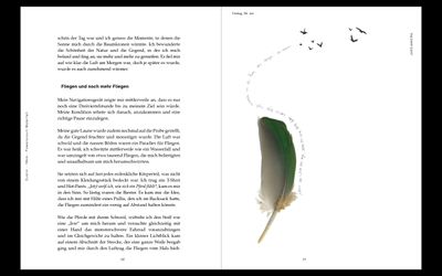 Aufgeschlagenes Buch. Links Fließtext, rechts Foto einer grau-grünen Vogelfeder