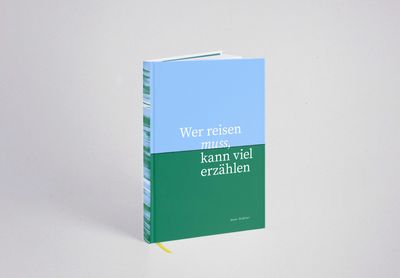 Hardcover-Buch steht auf neutralem Grund. Die obere Hälfte des Einbandes ist hellblau, die untere grün. Titel in großer, weißer Serifenschrift: Wer reisen muss, kann viel erzählen