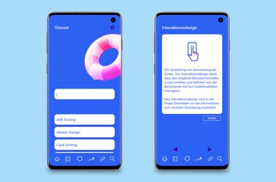 Zwei Smartphones mit App-Screenshots. Hintergrund auf beiden tiefblau. Links: Titel 'Glossar', darunter Rendering eines Rettungsrings, darunter Suchfeld, darunter drei Menüpunkte 'A/B Testing / Atomic Design / Card Sorting'. Rechts: Titel 'Interaktionsdesign', darunter Fließtext in weißem Kasten, darunter Menüleiste mit 6 Icons